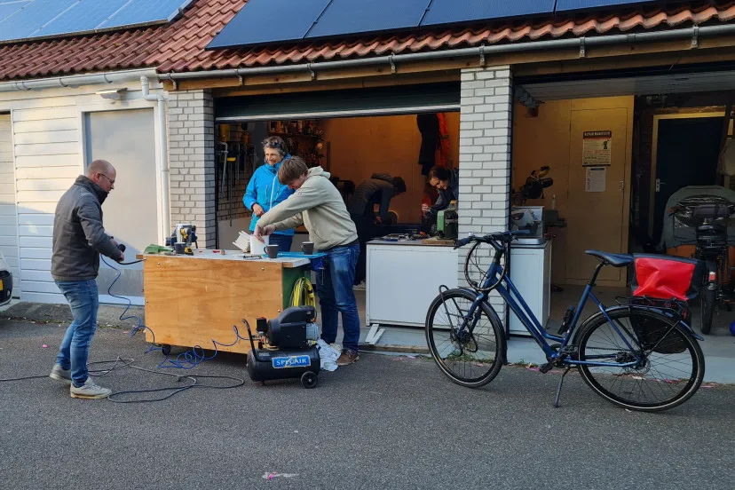 Repair Café Voorburg - vrijwilligers aan het werk